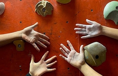 Neues Pilotprojekt für Schülerinnen: Mit Klettern und Bouldern die seelische Gesundheit stärken