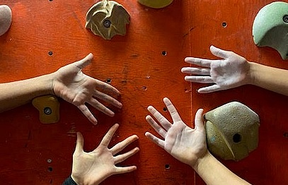 Neues Pilotprojekt für Schülerinnen: Mit Klettern und Bouldern die seelische Gesundheit stärken