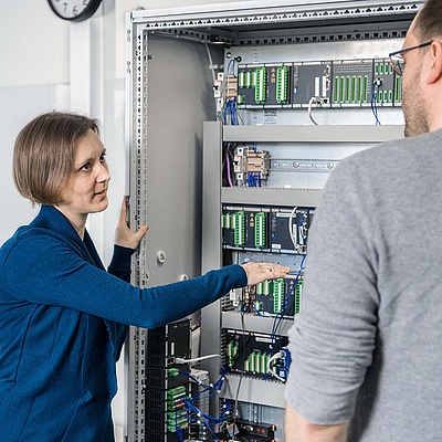AVAT Karriere - Arbeiten bei AVAT - Mara arbeitet als Projektleiterin auch am Thema Grüner Wasserstoff AVAT Karriere - Arbeiten bei AVAT - Mara arbeitet als Projektleiterin auch am Thema Grüner Wasserstoff