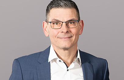 Energieexperte David Socha im Porträt und Interview mit VEDEC, dem Verband für Energiedienstleistungen und Contracting.